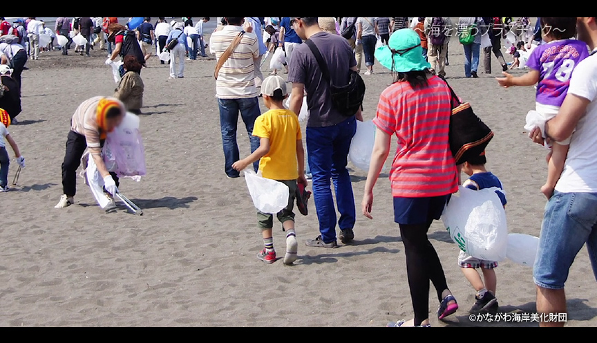 ゴミ拾いをしている人達の写真 ゴミ拾いをしている人達の写真